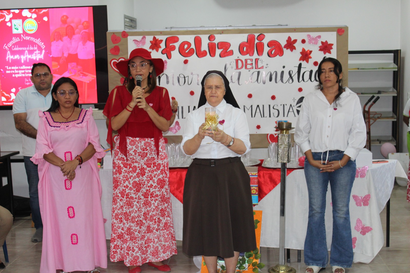 La Familia Normalista Celebra Amor y Amistad